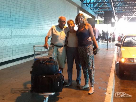Depois de 15 dias viajando juntos pelo Uruguai e Rio Grande do Sul, a Ana se despede de seus sogros,o Joca e a Ixa, no aeroporto de Porto Alegre, capital do estado